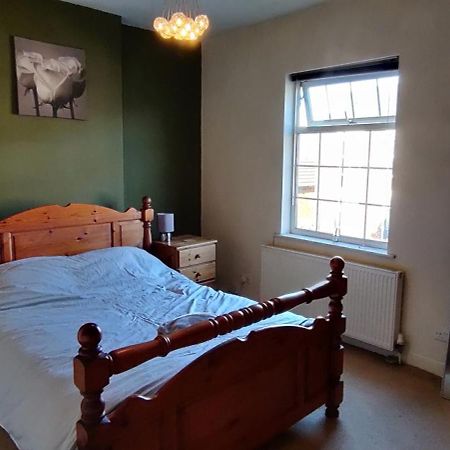 Victorian Semi Detached House Behind The High Street Villa Newton-le-Willows Eksteriør billede