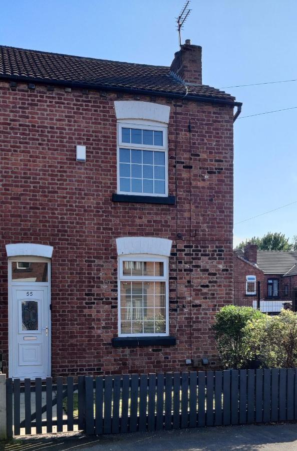 Victorian Semi Detached House Behind The High Street Villa Newton-le-Willows Eksteriør billede